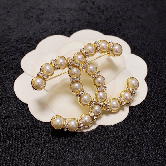 CHANEL Gold and White Pearl Brooch - Picture 3 of 7